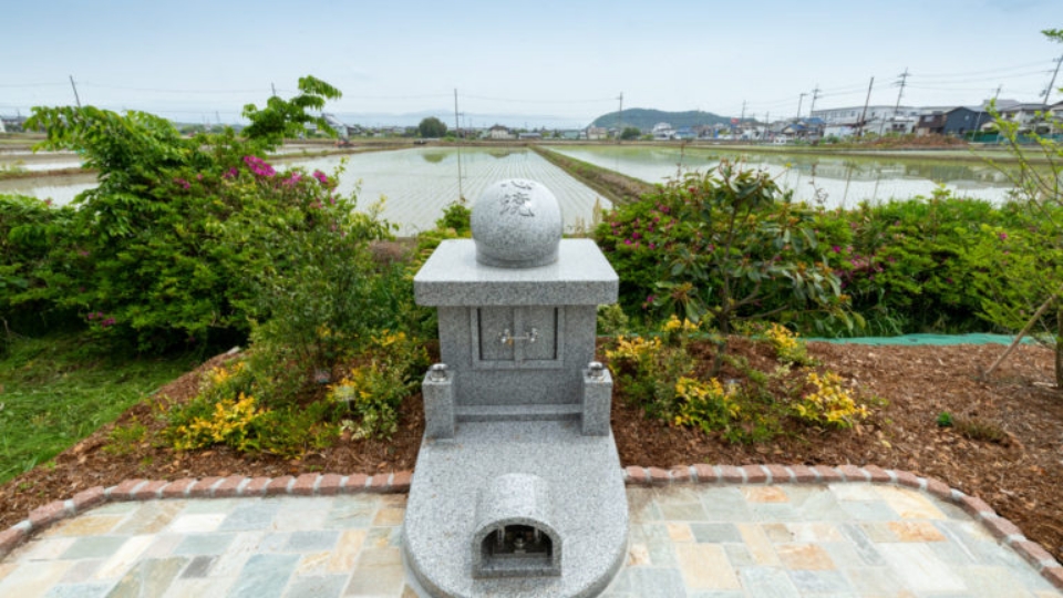 ペット合祀納骨供養塔「心鏡（こころのかがみ）」